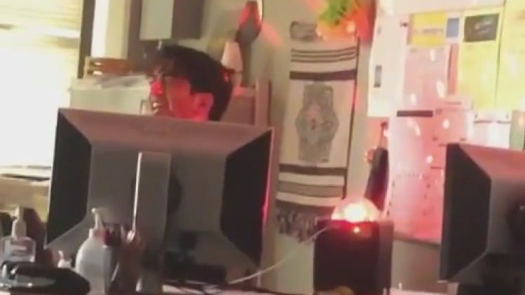 Texas substitute teacher brings karaoke machine to class, sings